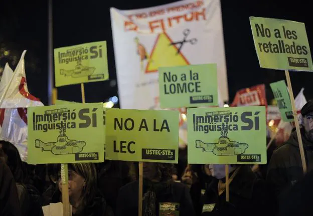 Manifestación celebrada en Barcelona el pasado diciembre a favor de la inmersión lingüística. :: j. lago / afp