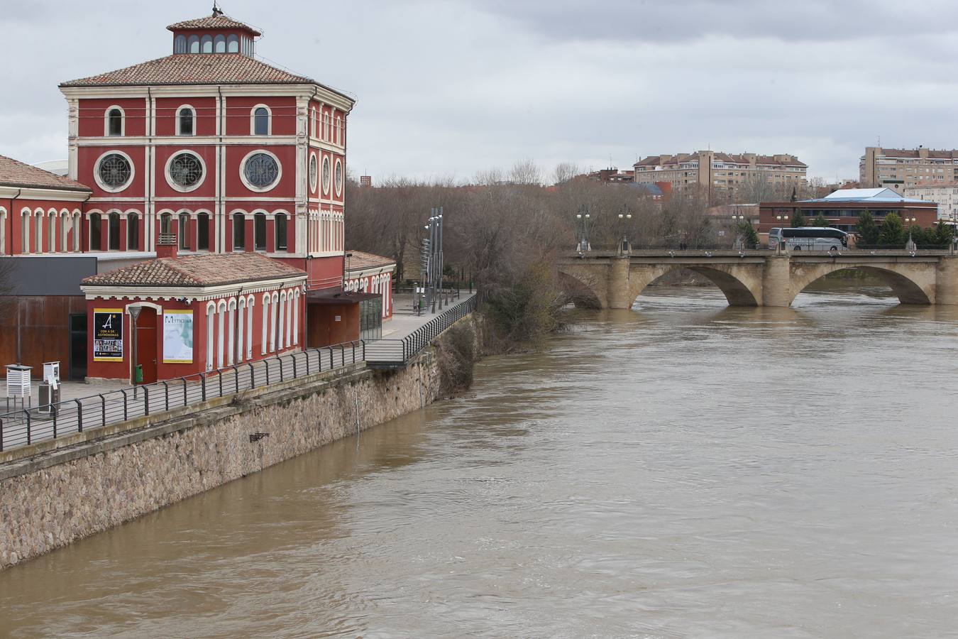 El deshielo empieza a hacer subir el nivel del Ebro a su paso por Logorño