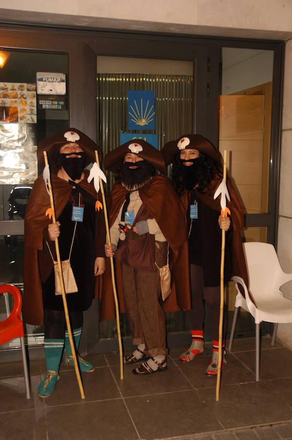 Día de fiesta y nervios entre los peques para estrenar sus trajes de carnaval, pero la alegría asaltó a todas las franjas de edad en Igea para convertir la localidad en un escenario fantástico.