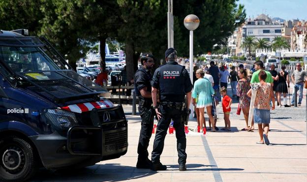 Dispositivo policial en Cambrils tras el ataque terrorista en la localidad tarraconense. :: Jaume Sellart / EFE