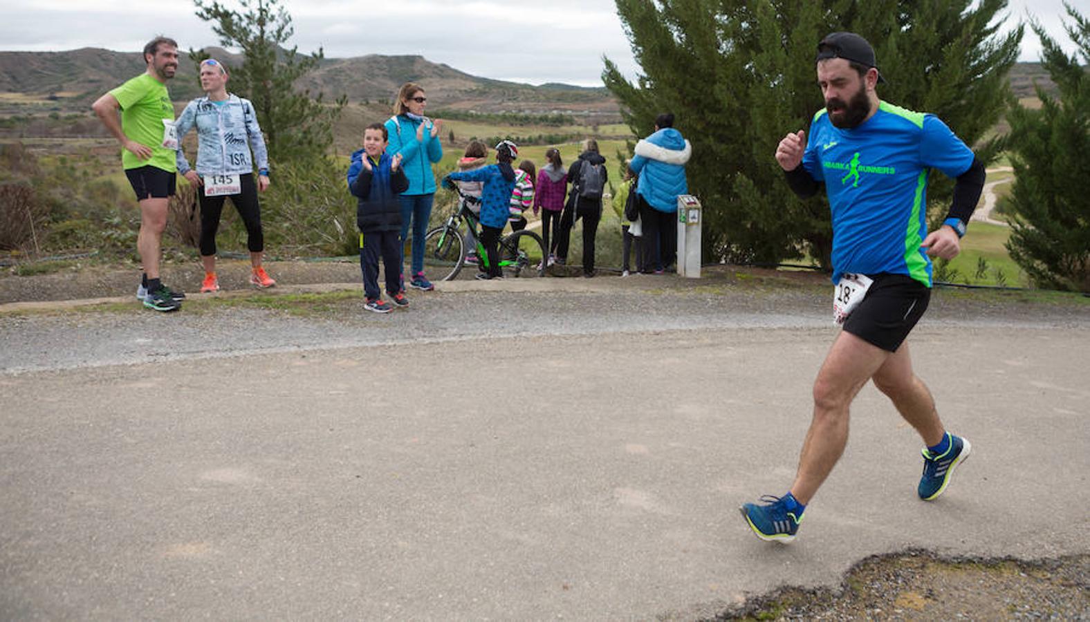 La Carrera de La GraJera ha reunido esta mañana a un gran número de atletas para competir en una nueva cita del Circuito de Carreras Populares por los alrededores del entorno natural y del campo de golf de Logroño