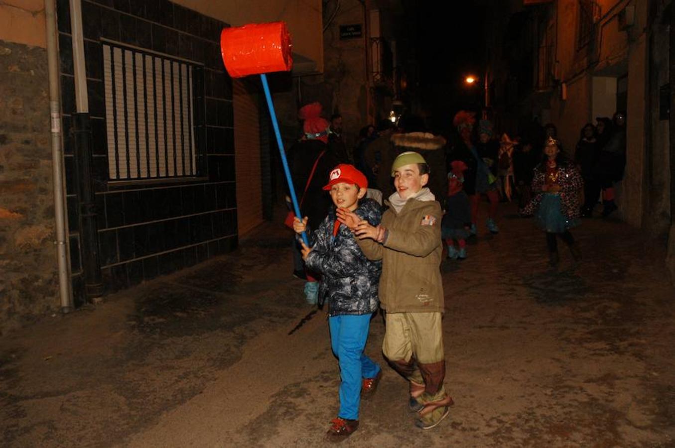 Día de fiesta y nervios entre los peques para estrenar sus trajes de carnaval, pero la alegría asaltó a todas las franjas de edad en Igea para convertir la localidad en un escenario fantástico.