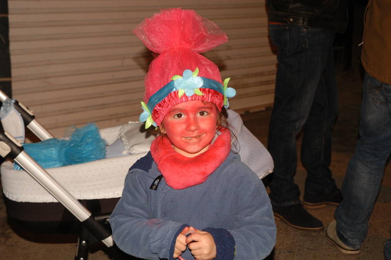 Día de fiesta y nervios entre los peques para estrenar sus trajes de carnaval, pero la alegría asaltó a todas las franjas de edad en Igea para convertir la localidad en un escenario fantástico.