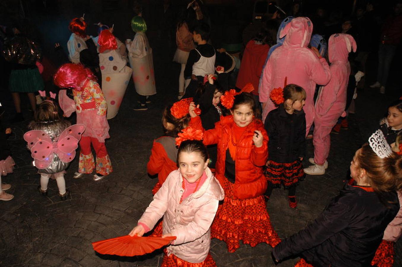 El entorno de las localidades del Alhama-Linares ha celebrado su tradicional desfile de carnaval. Gran ambiente de fiesta en Rincón de Olivedo donde año a año se superan con los disfraces.