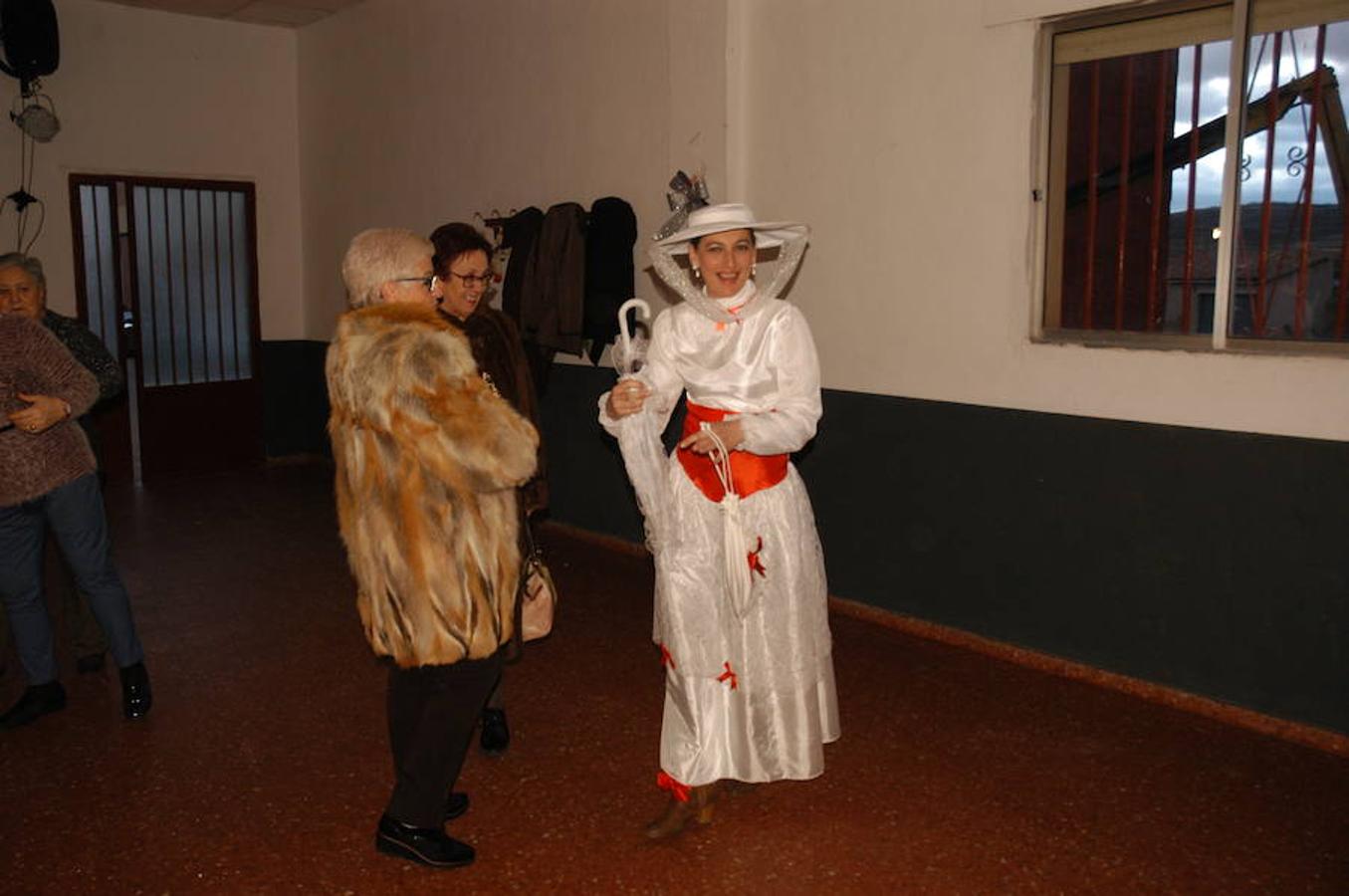 Afición y devoción por el Carnaval. La localidad de Valverde festejó el desfile en honor a Don Carnal con alegría y colorido. Los atuendos para la ocasión lucieron en todo sus esplendor entre peques y mayores.