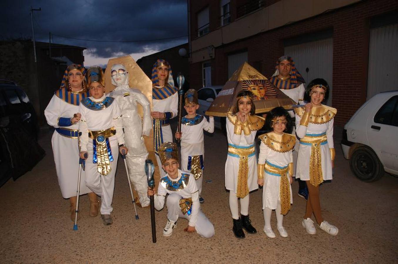 Afición y devoción por el Carnaval. La localidad de Valverde festejó el desfile en honor a Don Carnal con alegría y colorido. Los atuendos para la ocasión lucieron en todo sus esplendor entre peques y mayores.