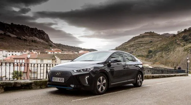 El Hyundai Ioniq Híbrido Enchufable, en Torrecilla. :: Fernando Díaz
