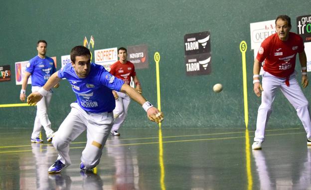   A las tablas. Titín manda a Prado, el mejor ayer, al ancho durante el partido