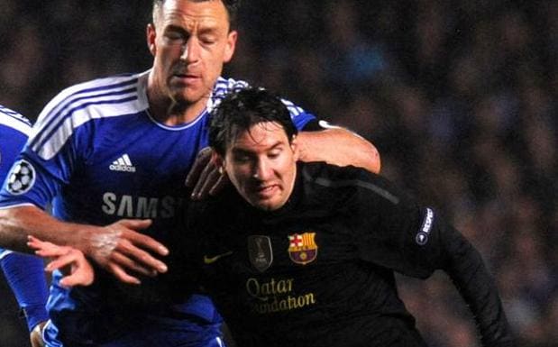 Leo Messi disputa el balón con John Terry en la última visita del Barcelona a Stamford Bridge. 