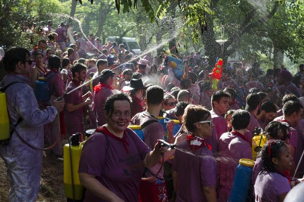 Batalla del vino en las campas de Bilibio. El Ayuntamiento ha iniciado trámites para contratar el vino. :: l.r.