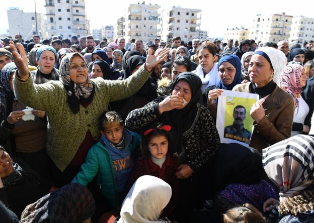 Mujeres kurdas lloran en un reciente funeral de milicianos muertos en la ofensiva turca. :: G. O. / afp