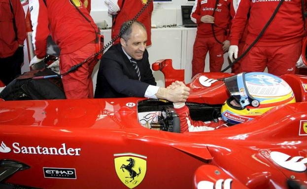 Camps (i) saluda a Fernando Alonso durante un descanso de los entrenamientos. 