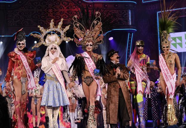 Gala de 'drag queens' del Carnaval de Las Palmas, con un participante vestido de Virgen María. :: efe