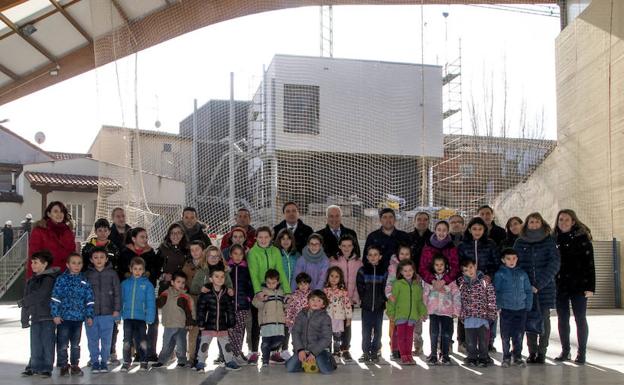 Ceniceros posa con los alumnos de Medrano frente a las instalaciones del nuevo colegio de la localidad. 