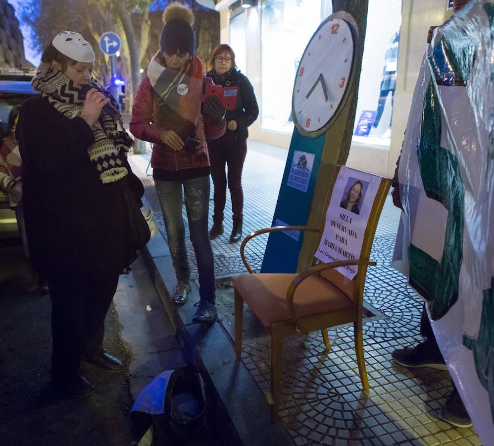 La Plataforma de Afectados por la Hipoteca (PAH) ha realizado una protesta callejera en la puerta de la sede del PP. Reinvindicaciones y vivencias en primera persona para poner nuevamente el problema de los desahucios sobre el tapete.