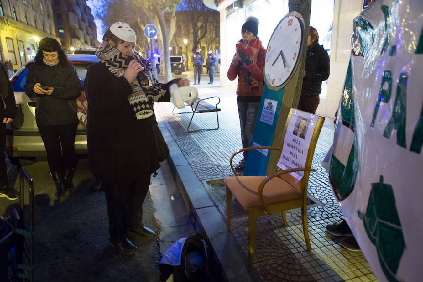 La Plataforma de Afectados por la Hipoteca (PAH) ha realizado una protesta callejera en la puerta de la sede del PP. Reinvindicaciones y vivencias en primera persona para poner nuevamente el problema de los desahucios sobre el tapete.