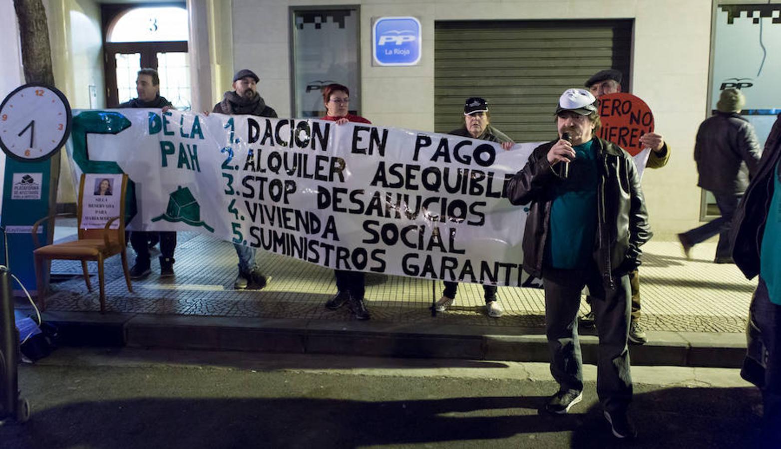 La Plataforma de Afectados por la Hipoteca (PAH) ha realizado una protesta callejera en la puerta de la sede del PP. Reinvindicaciones y vivencias en primera persona para poner nuevamente el problema de los desahucios sobre el tapete.