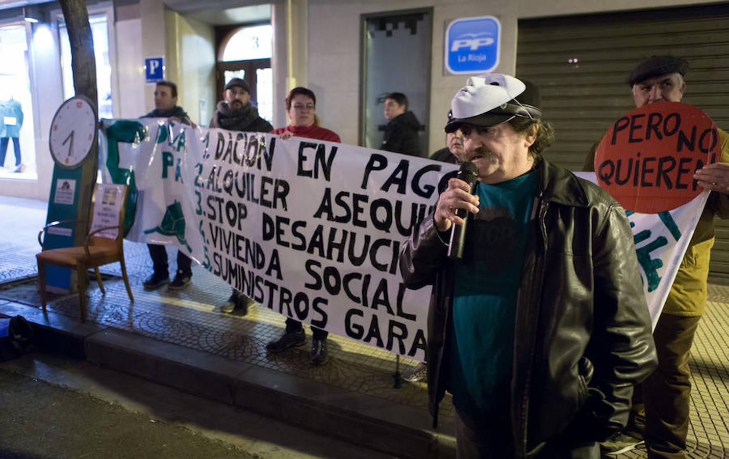 La Plataforma de Afectados por la Hipoteca (PAH) ha realizado una protesta callejera en la puerta de la sede del PP. Reinvindicaciones y vivencias en primera persona para poner nuevamente el problema de los desahucios sobre el tapete.