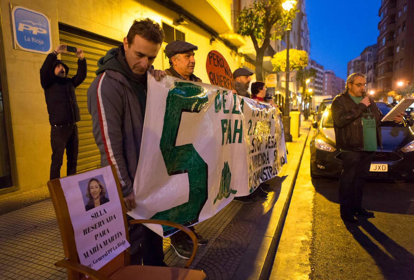 La Plataforma de Afectados por la Hipoteca (PAH) ha realizado una protesta callejera en la puerta de la sede del PP. Reinvindicaciones y vivencias en primera persona para poner nuevamente el problema de los desahucios sobre el tapete.