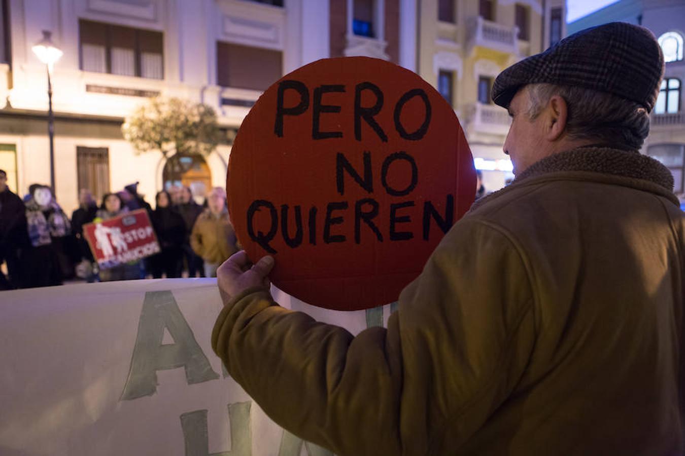 La Plataforma de Afectados por la Hipoteca (PAH) ha realizado una protesta callejera en la puerta de la sede del PP. Reinvindicaciones y vivencias en primera persona para poner nuevamente el problema de los desahucios sobre el tapete.