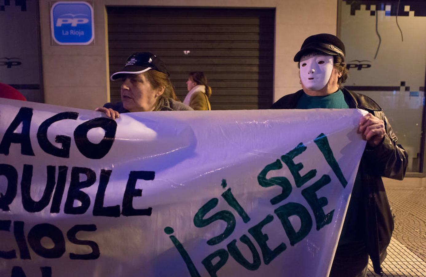 La Plataforma de Afectados por la Hipoteca (PAH) ha realizado una protesta callejera en la puerta de la sede del PP. Reinvindicaciones y vivencias en primera persona para poner nuevamente el problema de los desahucios sobre el tapete.