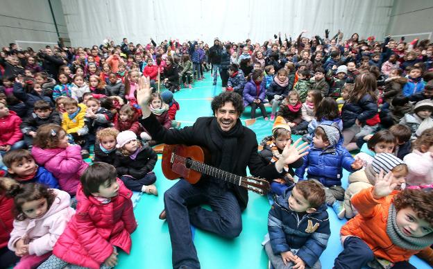 El guitarrista, rodeado de niños. :: juan marín