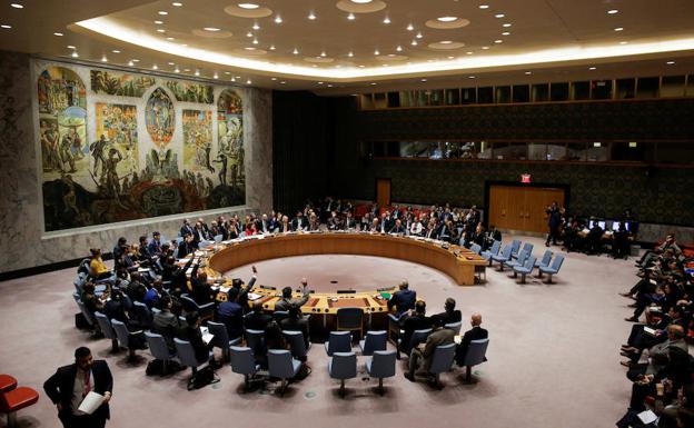 Miembros del Consejo de Seguridad votan. 
