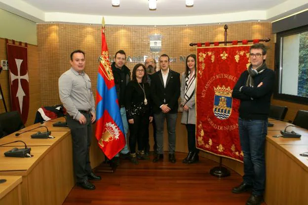 Los corporativos presentes en el acto, junto a la bandera, el escudo y su autor, Mario Ruiz Encinar. :: F. D.
