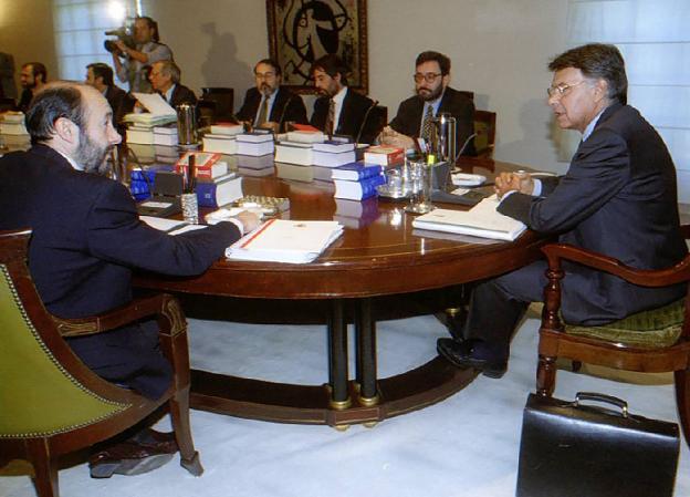 Felipe González conversa en mayo de 1994 con su entonces ministro de la Presidencia, Alfredo Pérez Rubalcaba. :: Barriopedro / efe