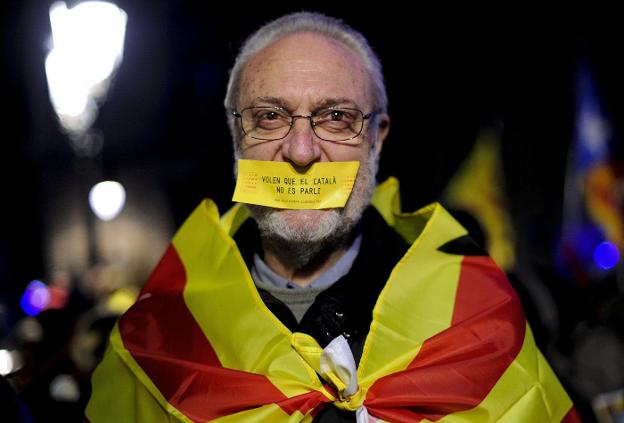 Con una pegatina en la boca, un manifestante protestaba contra la ley Wert en 2012. :: Josep Lago / AFP