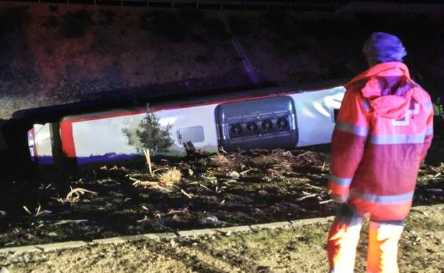 Estado en que quedó el autocar tras caer por un terraplén de unos 5 metros.