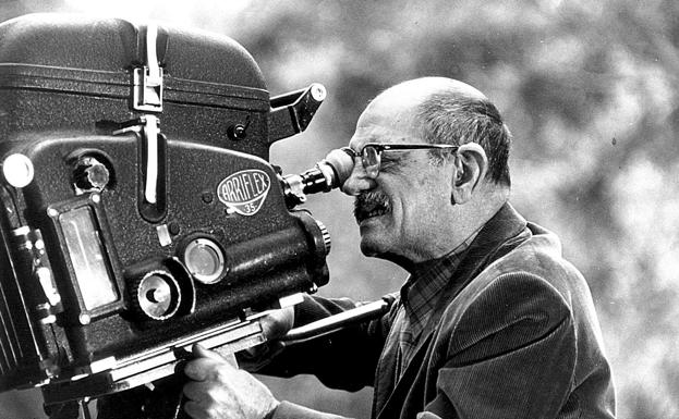 El cineasta Luis Buñuel, durante el rodaje de una película.