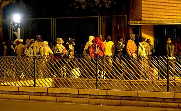 Temporeros hacen cola para entrar en una instalación municipal de Logroño