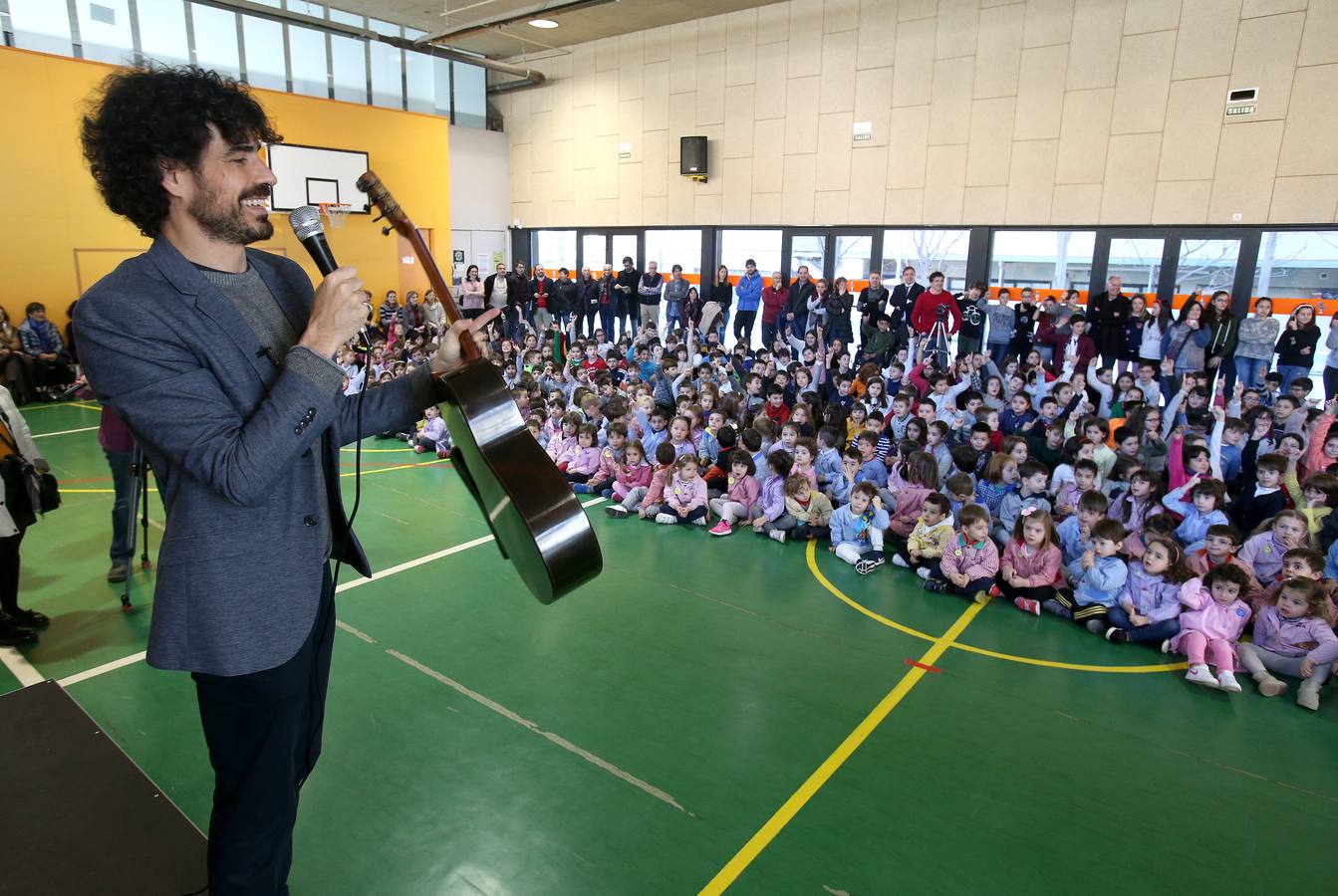 El guitarrista Pablo Sáenz Villegas actuó en directo para los alumnos del Colegio Siente Infantes de Logroño.