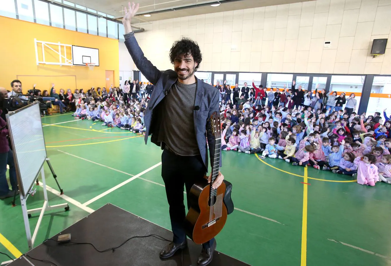 El guitarrista Pablo Sáenz Villegas actuó en directo para los alumnos del Colegio Siente Infantes de Logroño.