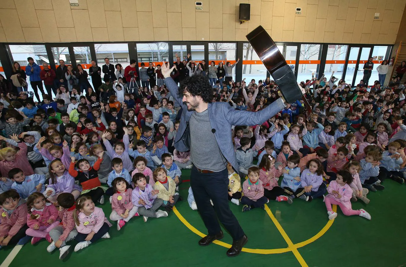 El guitarrista Pablo Sáenz Villegas actuó en directo para los alumnos del Colegio Siente Infantes de Logroño.