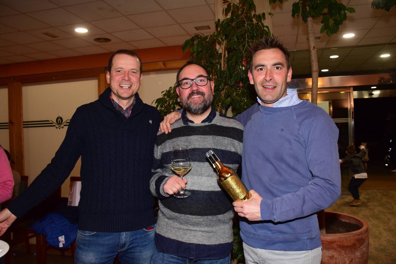 Los asistentes disfrutaron de una cata de vinos de Bodegas Ramón Bilbao antes de la entrega de premios.