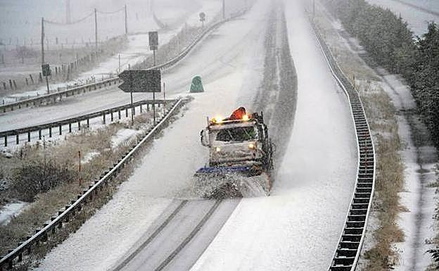 La AP-68 se prepara para hacer frente a las nevadas previstas
