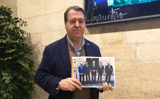 Martínez Flaño, con la foto de la reunión en la que no estuvo Ceniceros