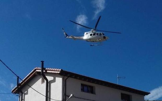 El helicóptero traslada al montañero herido. 