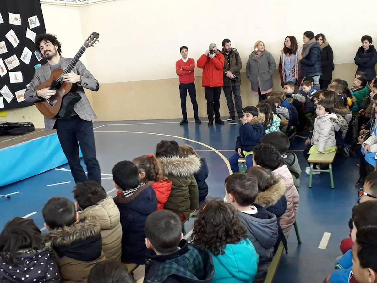 ´ablo Sáinz Villegas emplea la música para hablar de valores y emocione en los colegios de Logroño y Calahorra