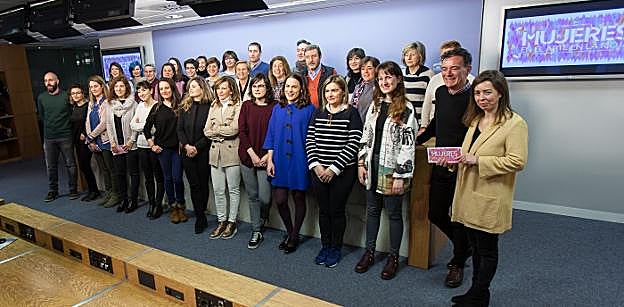 Autoras y representantes de las entidades colaboradoras de 'Mujer en el Arte en La Rioja', junto a las autoridades que presentaron ayer el festival. :: díaz uriel