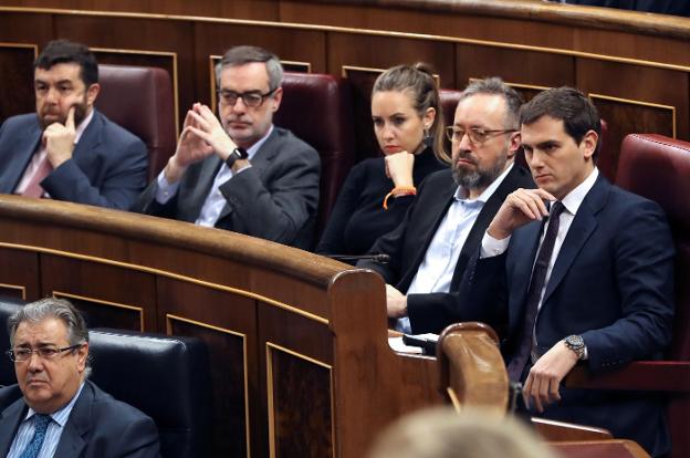 Rivera, junto a los diputados de su grupo parlamentario, el miércoles pasado en la sesión de control al Gobierno. :: ballesteros / efe