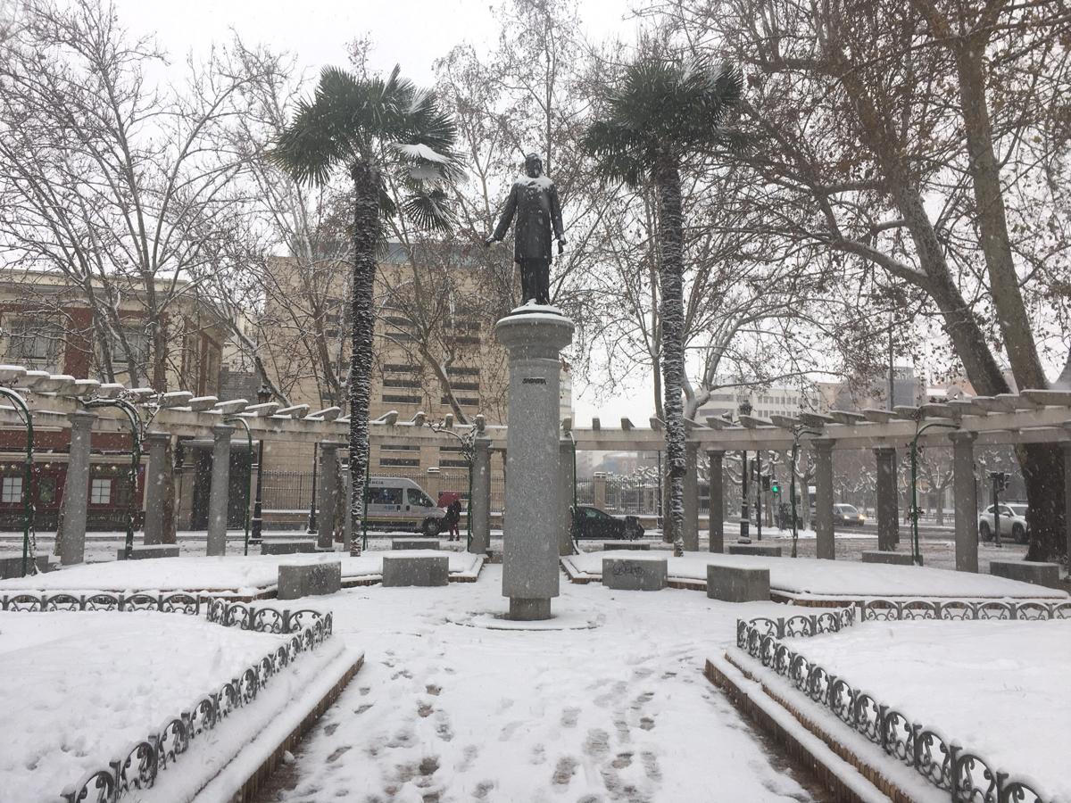 La nieve ha provocado numerosos problemas a primera hora en la capital