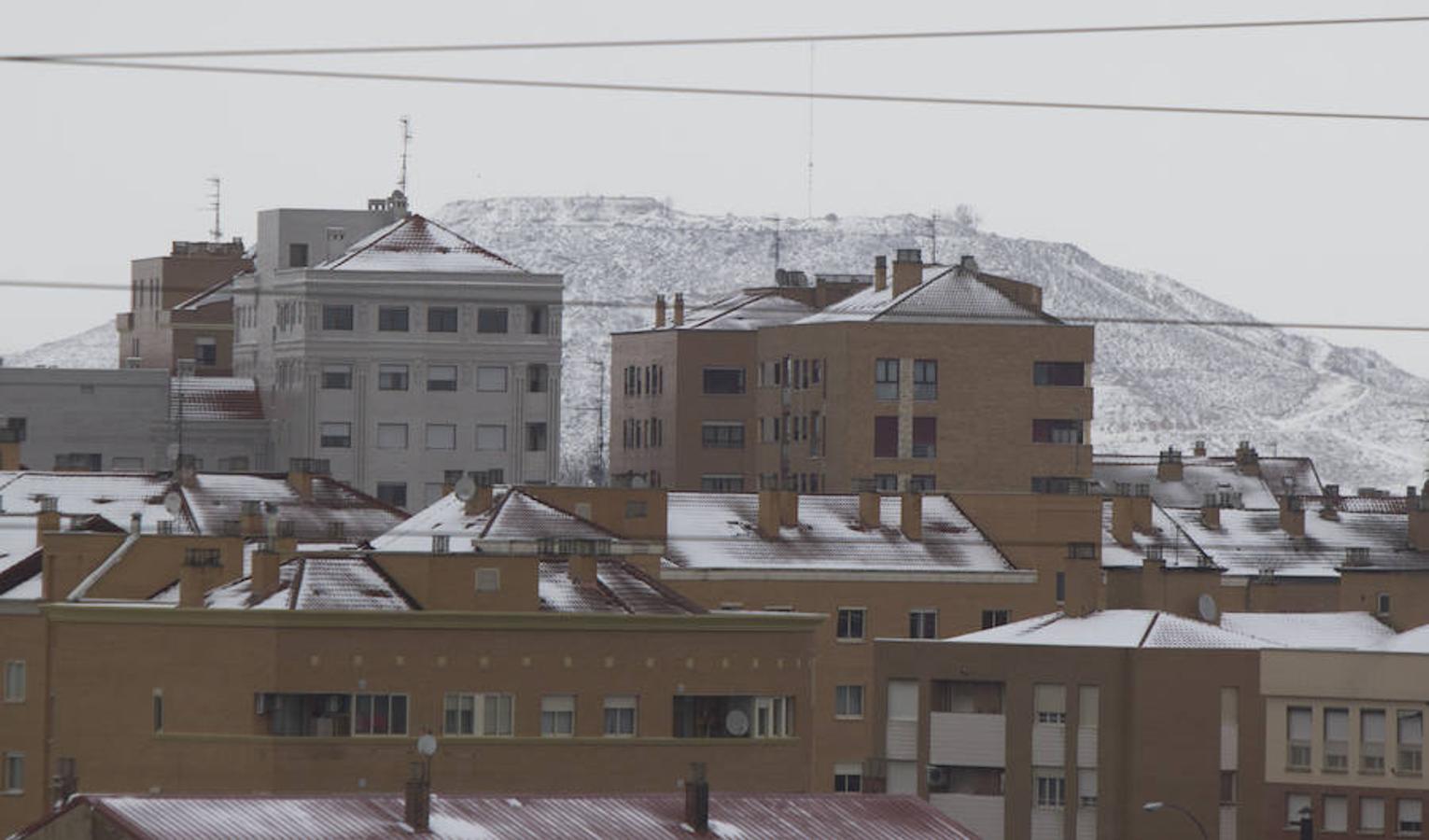 Un paseo mañanero se transforma como por arte de magia en una sensación diferente cada vez que un manto de nieve cubre la ciudad. El parque de San Miguel lucía con todo su esplendor la mañana de este 28 de febrero