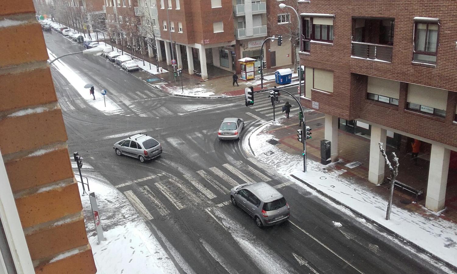 La nieve ha provocado numerosos problemas a primera hora en la capital