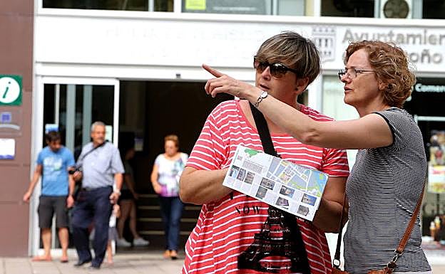 Dus turistas deciden qué camino tomar en Logroño. 
