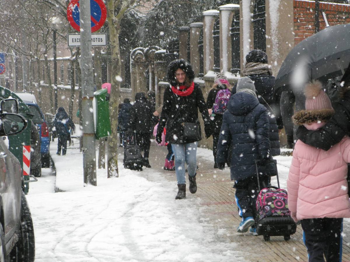 La nieve ha provocado numerosos problemas a primera hora en la capital