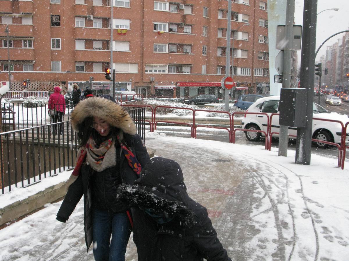 La nieve ha provocado numerosos problemas a primera hora en la capital