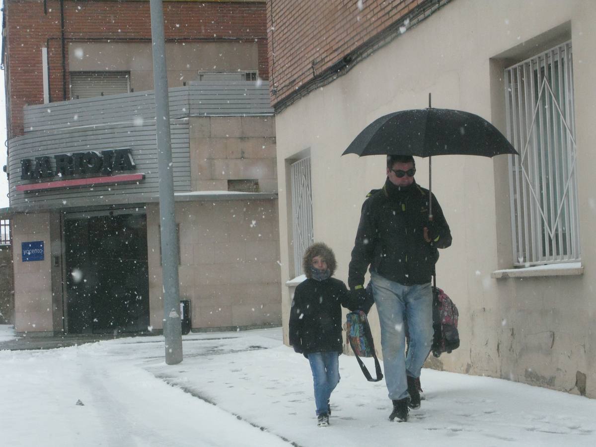 La nieve ha provocado numerosos problemas a primera hora en la capital